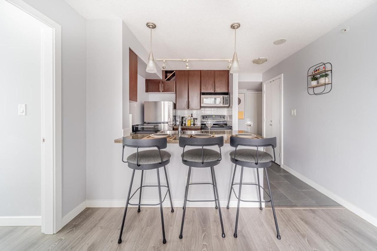 Amazing Views ! Leather Furniture ! Cozy Condo! แวนคูเวอร์ ภายนอก รูปภาพ