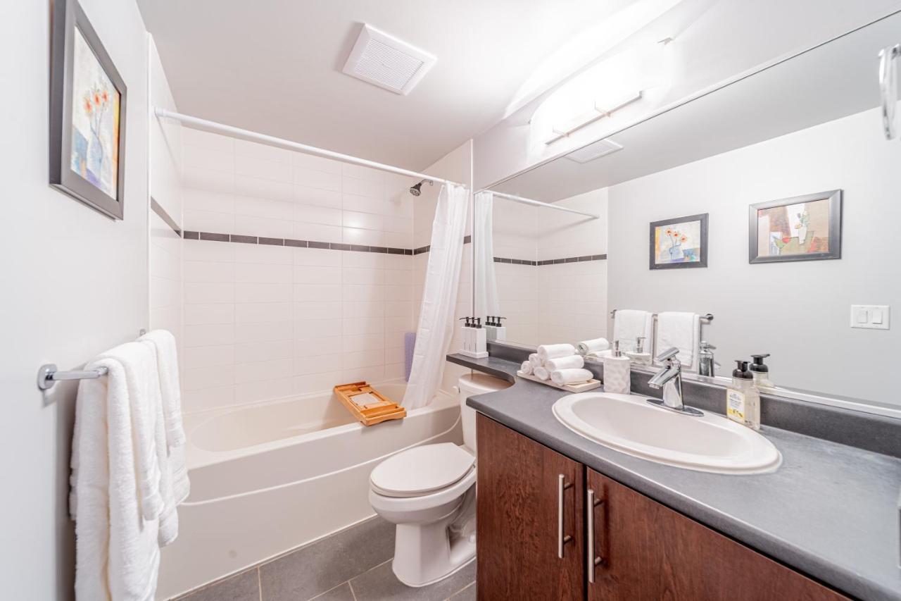 Amazing Views ! Leather Furniture ! Cozy Condo! แวนคูเวอร์ ภายนอก รูปภาพ